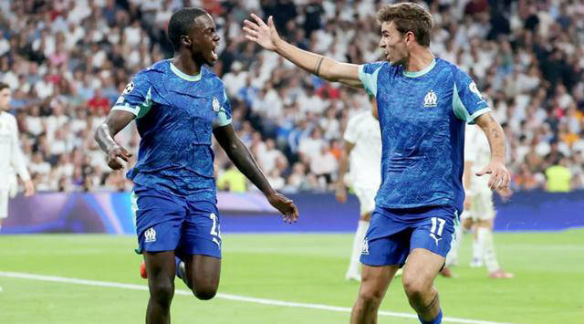 包含阿贾克斯加时末段状态回暖，志在NBA季后赛名次提升，引发热议，身体对抗强度拉满的词条